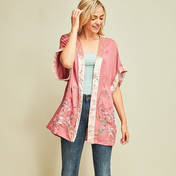 entro Tops - Kimono - Beautiful pink embroidered kimono!
